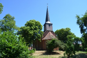 Die Stadtkirche im Sommer 2015 bvei strahlend blauem Himmel.