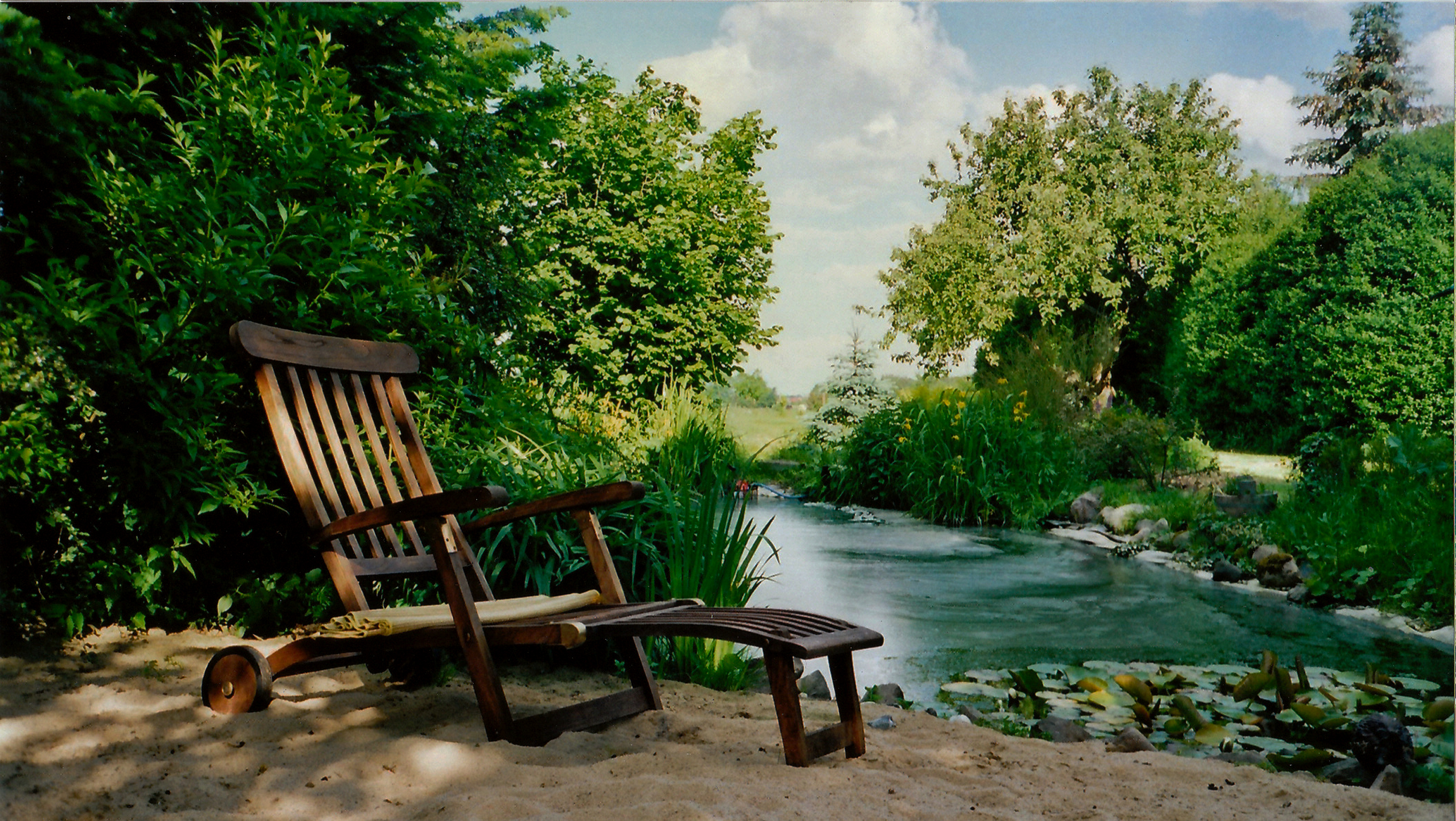 Galerie - Teich mit Strand beim Pool unter dem alten Nussbaum